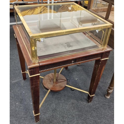 239 - A contemporary mahogany shopkeepers jewellery display case with glazed brass framed top fitted with ... 