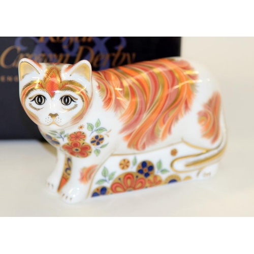 281 - Royal Crown Derby Imari Paperweight: Sugar the cat, Collectors Guild model, gold stopper c/w box.