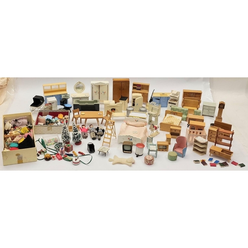 129 - Good collection of mid 20th century vintage dolls house furniture and ancillary items to include som... 