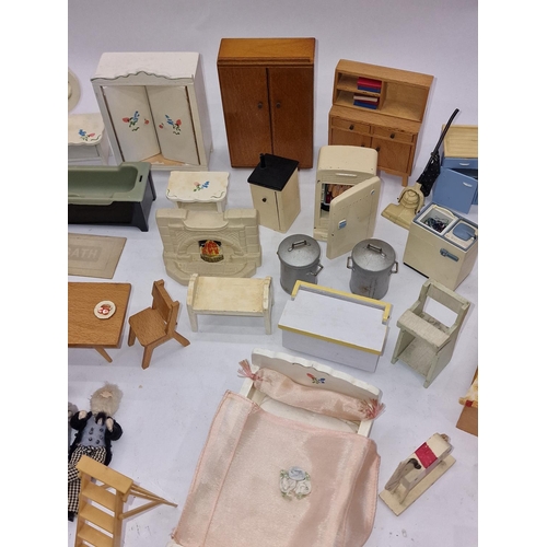 129 - Good collection of mid 20th century vintage dolls house furniture and ancillary items to include som... 