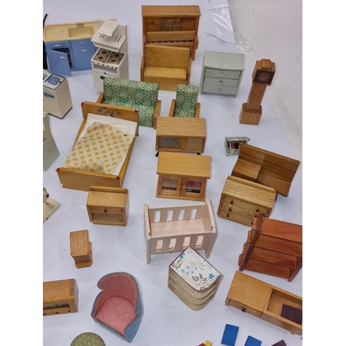 129 - Good collection of mid 20th century vintage dolls house furniture and ancillary items to include som... 