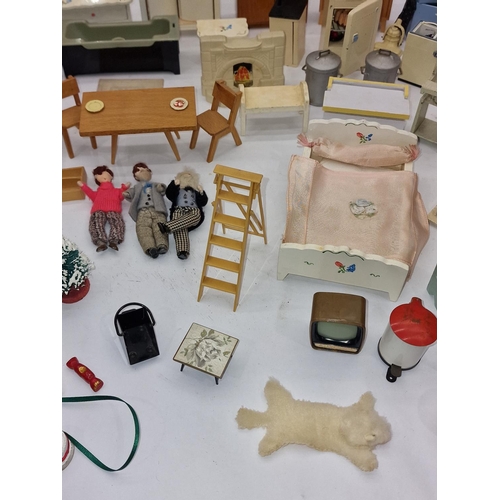 129 - Good collection of mid 20th century vintage dolls house furniture and ancillary items to include som... 