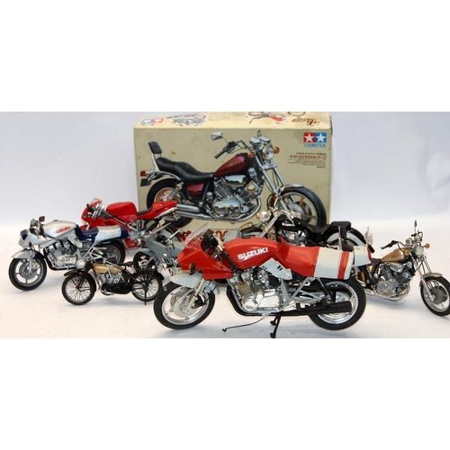 98 - A collection of completed motorcycle model kits c/w a Tamiya Yamaha Virago XV1000 boxed model kit, n... 