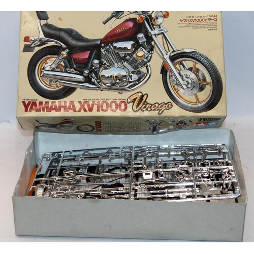 98 - A collection of completed motorcycle model kits c/w a Tamiya Yamaha Virago XV1000 boxed model kit, n... 