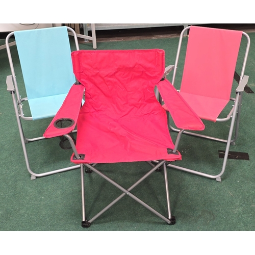 206 - Collection of three folding outdoor camping/beach chairs (REF P98).