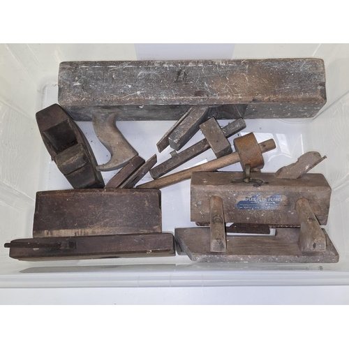 482 - A quantity of vintage woodworking tools.