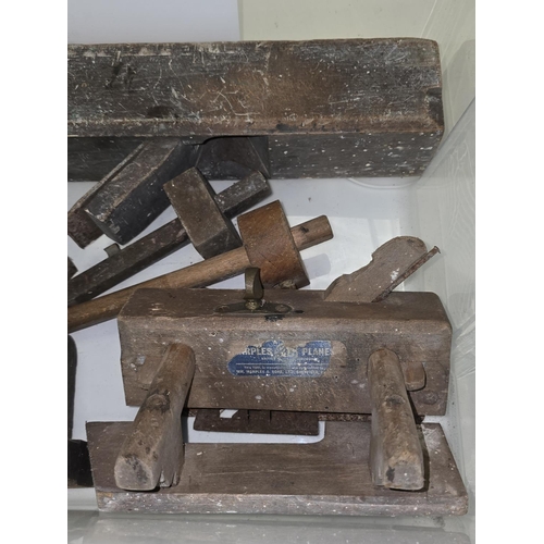 482 - A quantity of vintage woodworking tools.