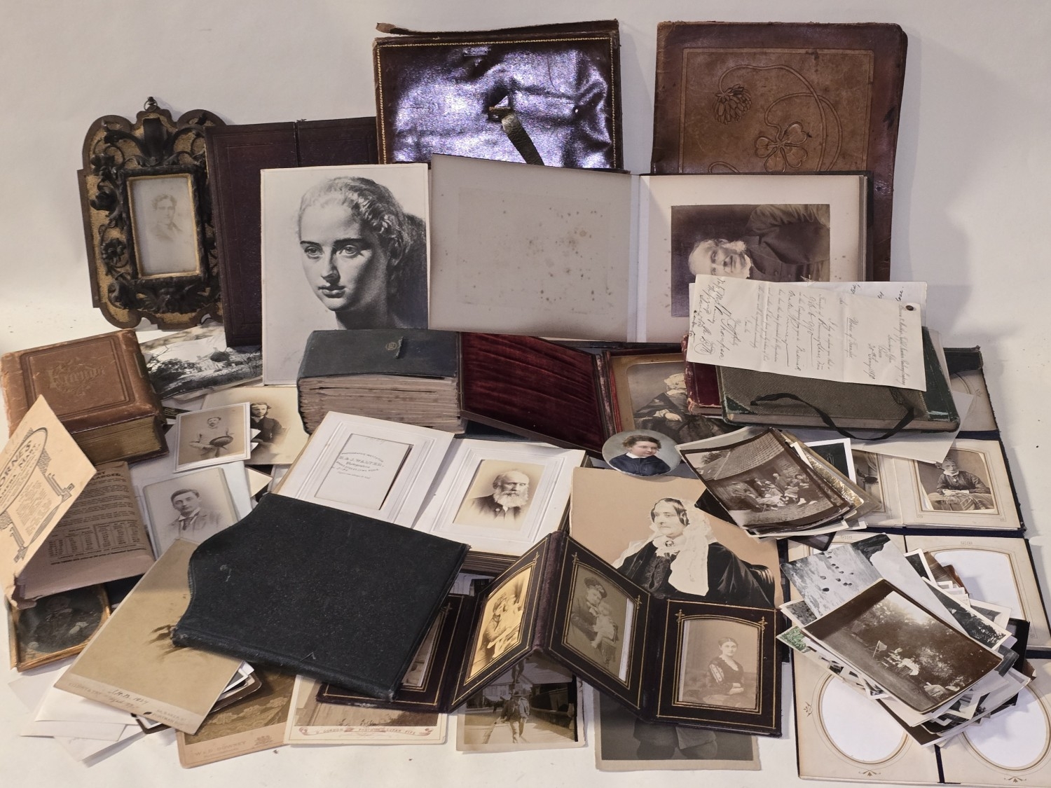 Large collection of vintage/antique photographs to include many ...