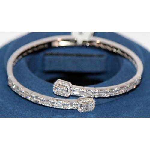 274 - Stunning 18ct white gold and diamonds bangle  bracelet. Embellished with 2.18 carats of diamonds.  B... 