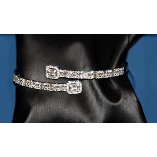 274 - Stunning 18ct white gold and diamonds bangle  bracelet. Embellished with 2.18 carats of diamonds.  B... 