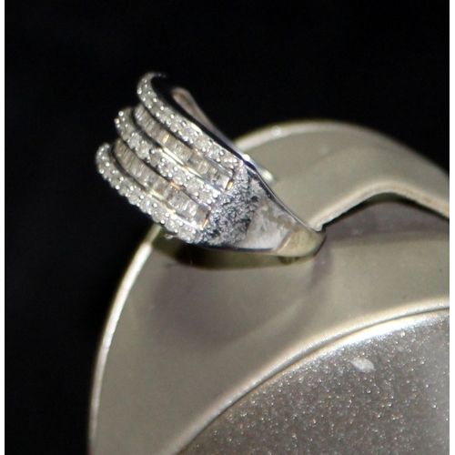 283 - 9ct white gold ring featuring round cut and baguette diamonds size P 1/2. 4.2g