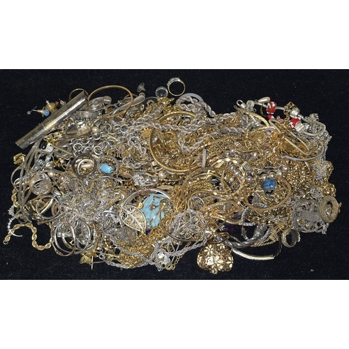 273 - A bag of miscellaneous costume jewellery.