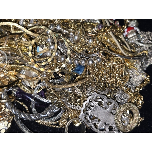 273 - A bag of miscellaneous costume jewellery.