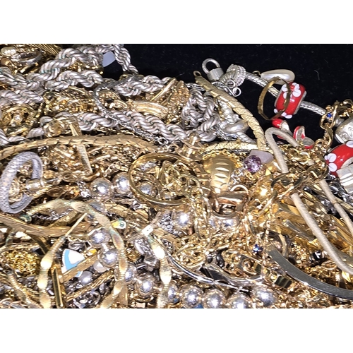 273 - A bag of miscellaneous costume jewellery.