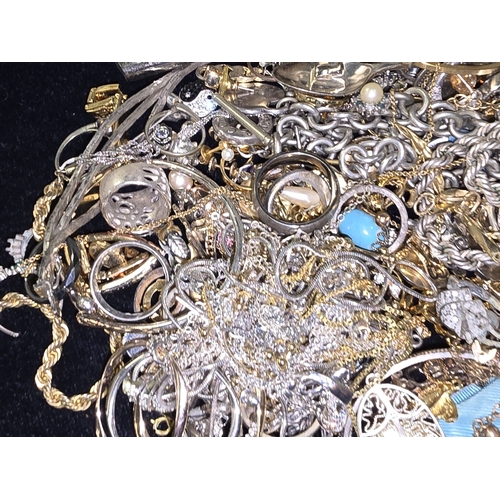 273 - A bag of miscellaneous costume jewellery.