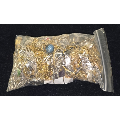 273 - A bag of miscellaneous costume jewellery.