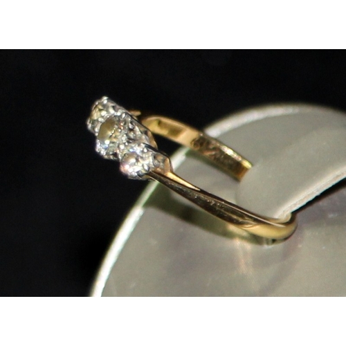 228 - 18ct gold diamond 3 stone ring, approx 0,5ct diamonds. Size K 1/2. 2.5g