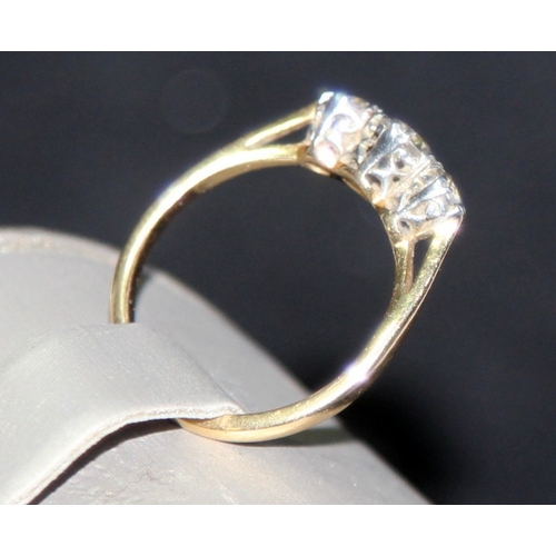 228 - 18ct gold diamond 3 stone ring, approx 0,5ct diamonds. Size K 1/2. 2.5g