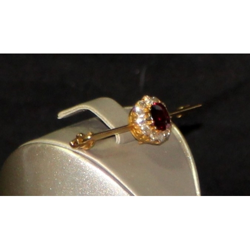 231 - Vintage tested gold bar brooch featuring a garnet surrounded by diamonds. 4g