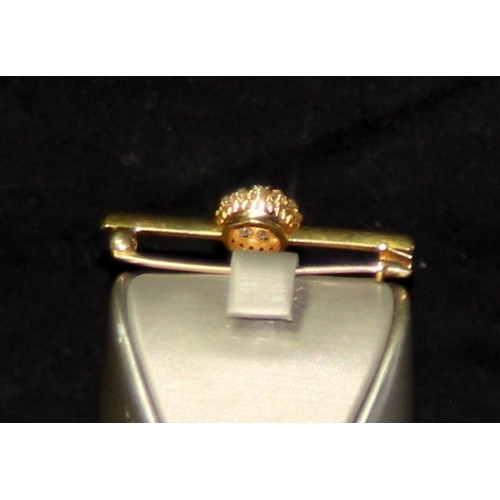 231 - Vintage tested gold bar brooch featuring a garnet surrounded by diamonds. 4g