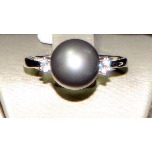 225 - Super quality 18ct white gold large Tahitian pearl ring with diamond shoulders size O 1/2. 3.5g. Bra... 