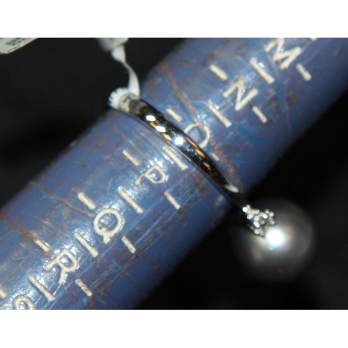 225 - Super quality 18ct white gold large Tahitian pearl ring with diamond shoulders size O 1/2. 3.5g. Bra... 