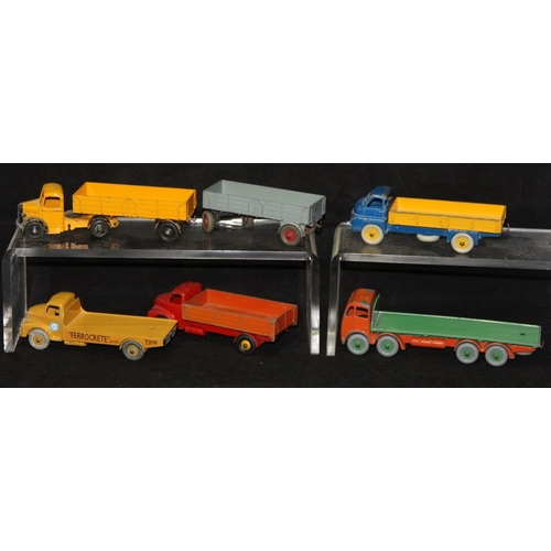 132 - A collection of vintage Dinky die-cast flatbed trucks: Leyland, Foden, Bedford etc. 5 in lot plus tr... 