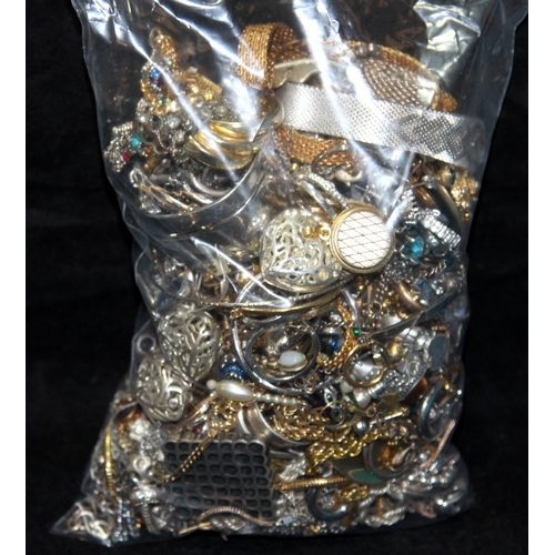 303 - A bag of costume jewellery