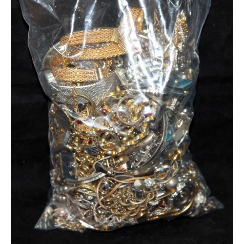 303 - A bag of costume jewellery