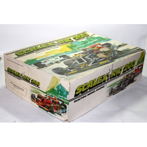 331 - Vintage boxed Scalextric 200 motor racing set ref:C630. Appears complete with few signs of use.