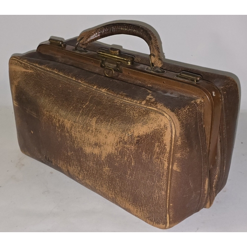 38 - A vintage tan leather Gladstone/doctors bag. In good condition with age related wear.
