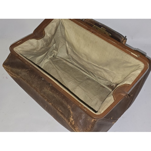 38 - A vintage tan leather Gladstone/doctors bag. In good condition with age related wear.