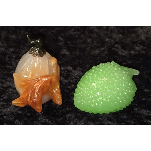 299 - A Chinese carved agate snuff bottle in the form of a gourd with foliate decoration to front and agat... 