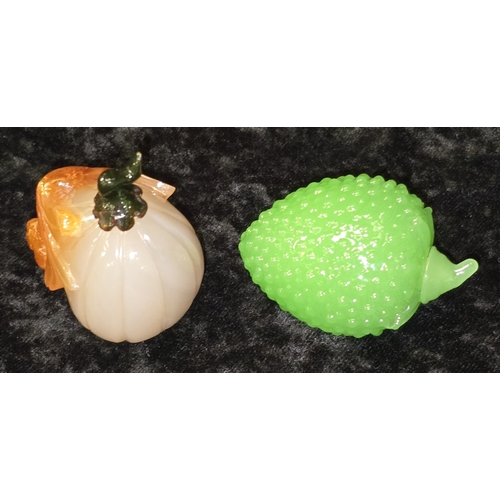 299 - A Chinese carved agate snuff bottle in the form of a gourd with foliate decoration to front and agat... 