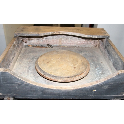 1 - Vintage full size freestanding treadle operated potters wheel. o/all 105cms tall x 66cms across x 59... 