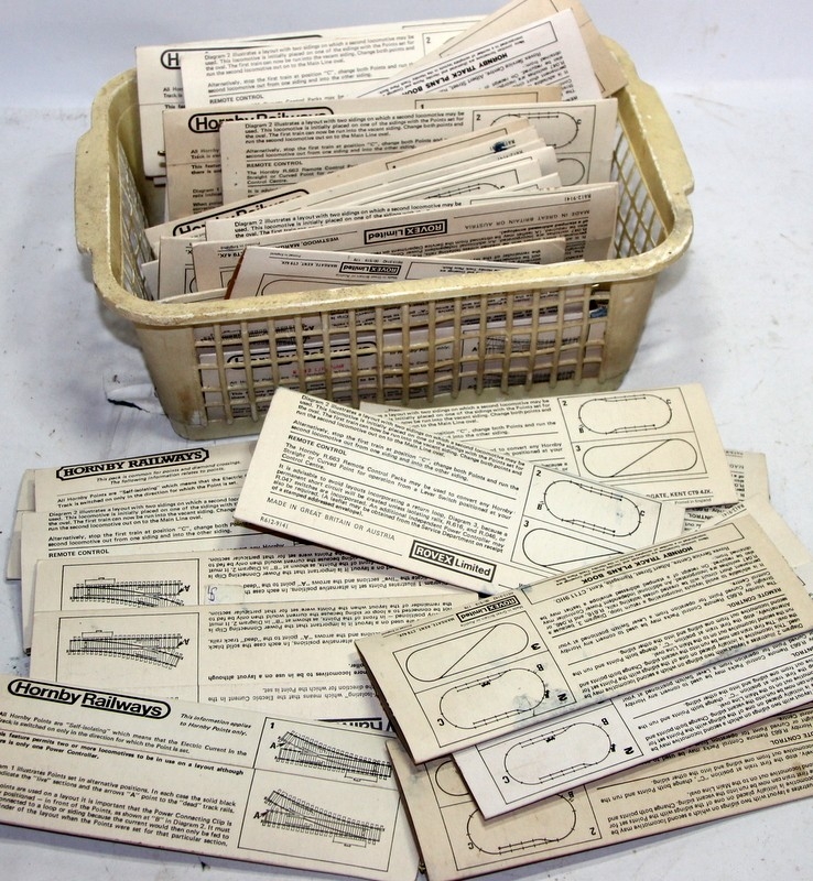 Vintage Hornby OO gauge: A large quantity of carded R612 L/H and R613 R ...