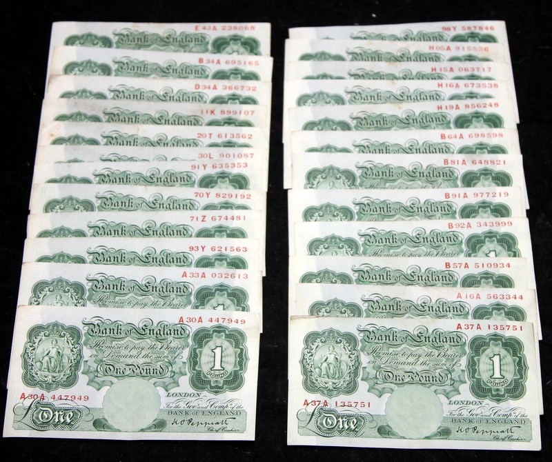 A collection of 1940's green £1 One Pound notes, all Peppiatt Chief ...