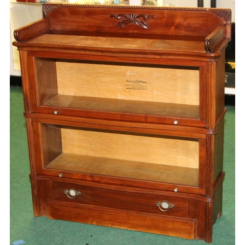 9 - Quality vintage Globe Wernicke sectional barrister's bookcase comprising base unit with drawer, two ... 