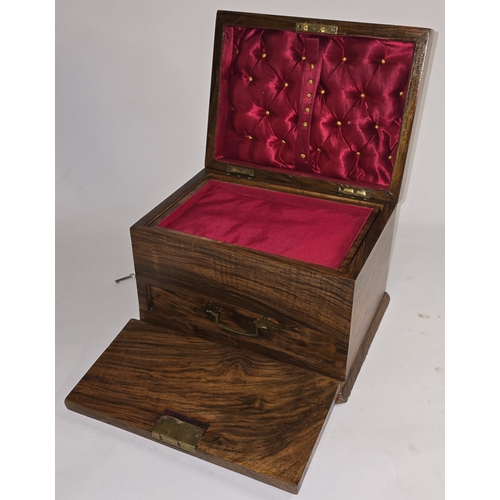 4 - A quality antique early 20th century mahogany silk lined lockable jewellery box fitted with removeab... 