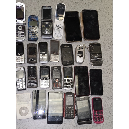 39 - A large collection of various mobile and smart phones to include Apple, Nokia, Samsung etc. Sold as ... 