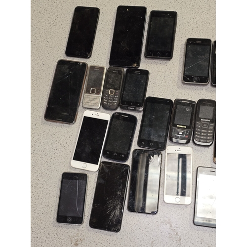 39 - A large collection of various mobile and smart phones to include Apple, Nokia, Samsung etc. Sold as ... 