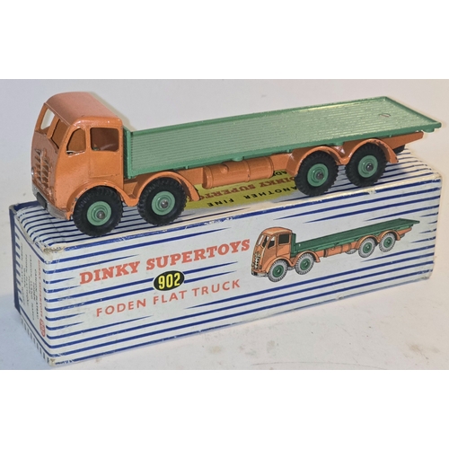 26 - Dinky Toys: 902 Foden Flat Truck in Green/Orange c/w original box. Very good condition. Wear commens... 