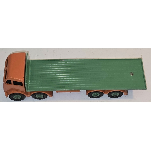 26 - Dinky Toys: 902 Foden Flat Truck in Green/Orange c/w original box. Very good condition. Wear commens... 