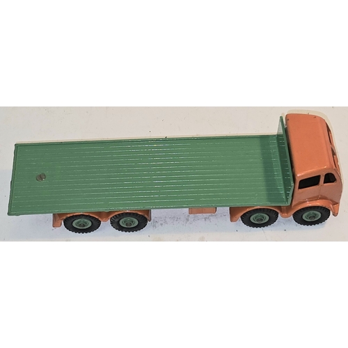 26 - Dinky Toys: 902 Foden Flat Truck in Green/Orange c/w original box. Very good condition. Wear commens... 