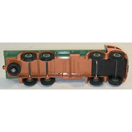 26 - Dinky Toys: 902 Foden Flat Truck in Green/Orange c/w original box. Very good condition. Wear commens... 