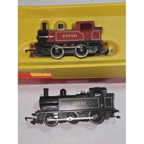 2 - Hornby OO Gauge R855 LNER Flying Scotsman Locomotive and Tender c/w original box together with two t... 