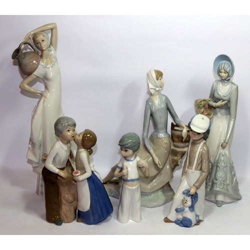 40 - A collection of Valencia porcelain figures in the style of Lladro/Nao, various makes. 6 pieces in lo... 