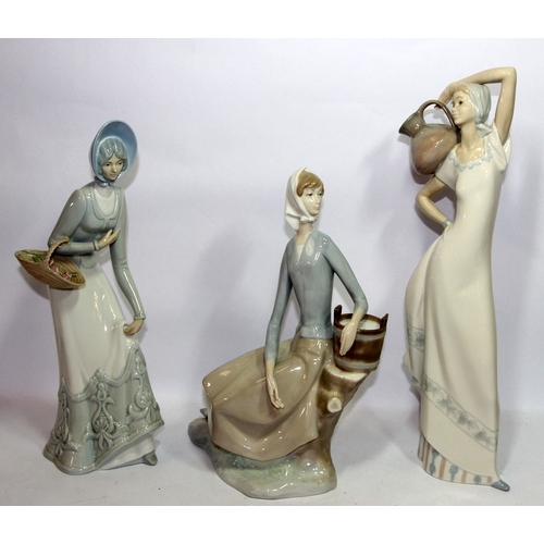 40 - A collection of Valencia porcelain figures in the style of Lladro/Nao, various makes. 6 pieces in lo... 