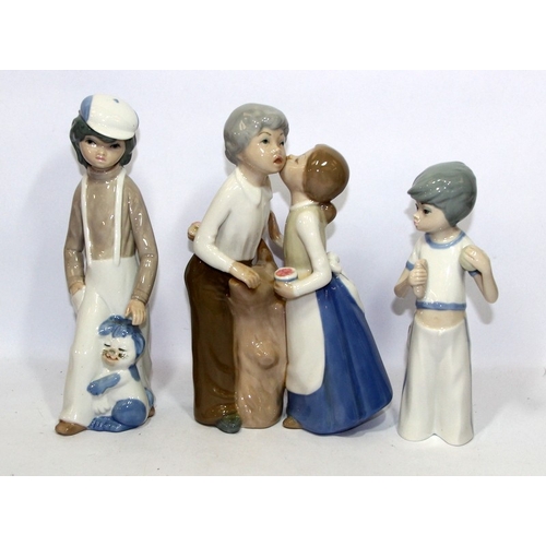 40 - A collection of Valencia porcelain figures in the style of Lladro/Nao, various makes. 6 pieces in lo... 