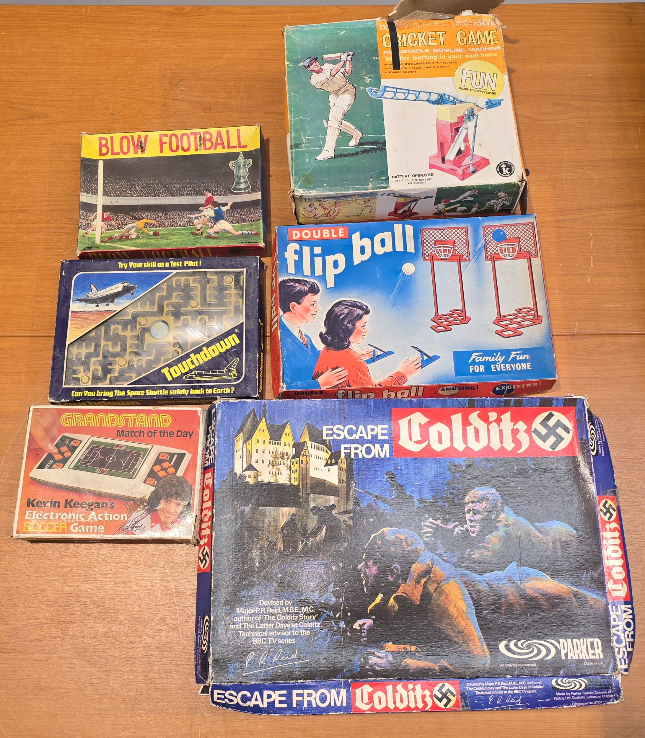 A large collection of boxed vintage games to include Grandstand Kevin ...